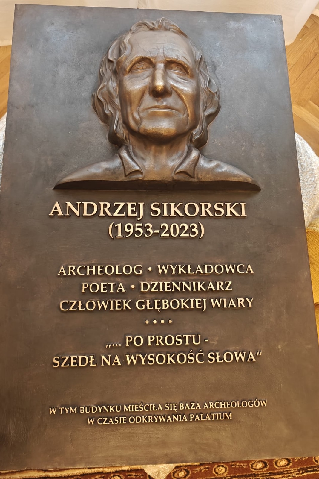 Tablica upamiętniająca Andrzeja Sikorskiego