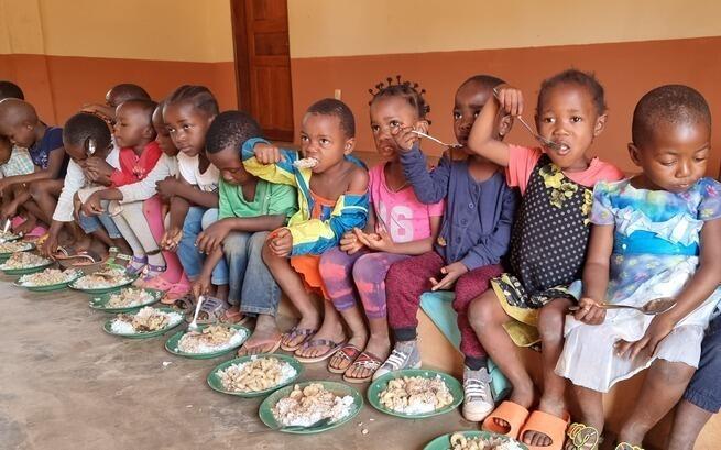 Świąteczna Paczka Życia Dla Dzieci. Podziel się świętami i zapełnij pusty talerz.